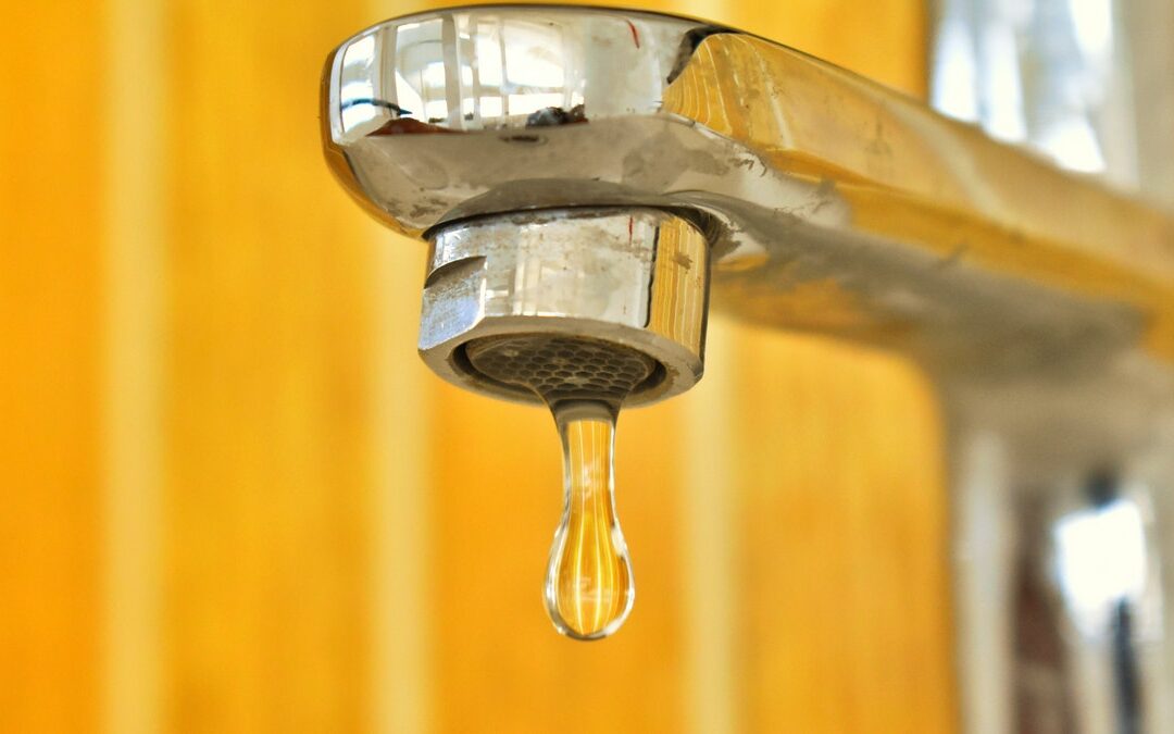 Perché a volte l’acqua di rubinetto ha un cattivo sapore o un odore sgradevole?
