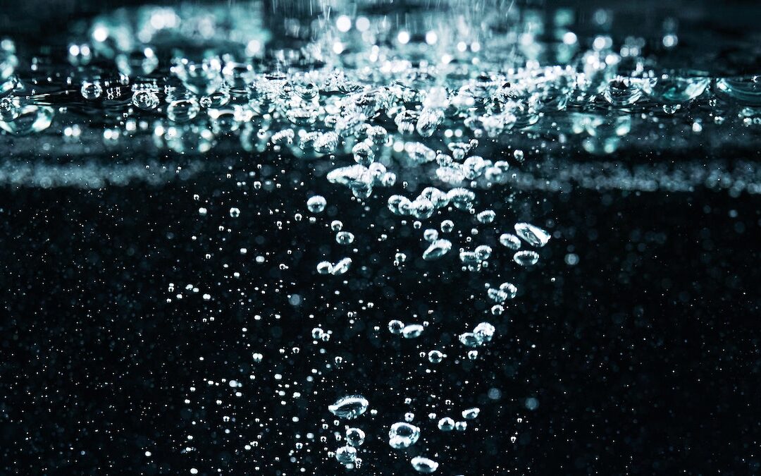 Bere l’acqua frizzante fa male alla salute?